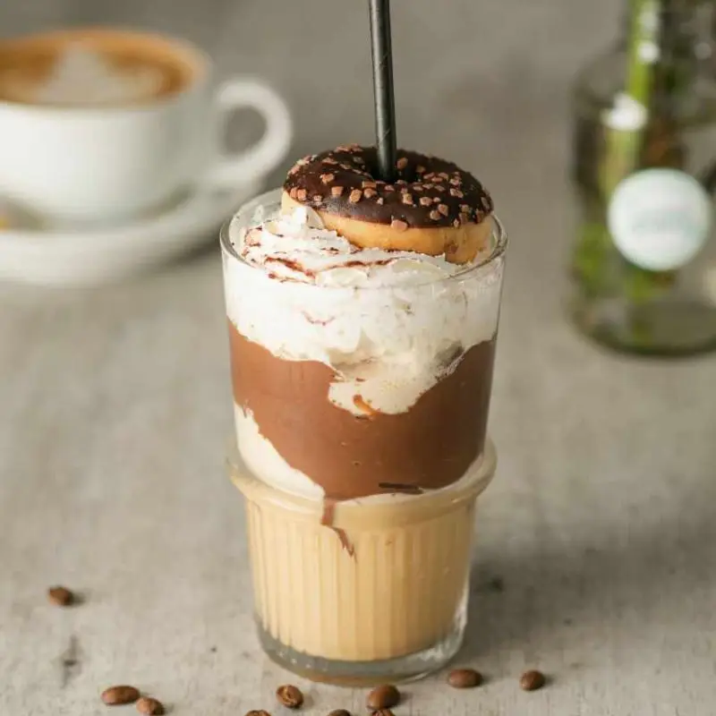 Café helado con Nutella, crema y mini donut
