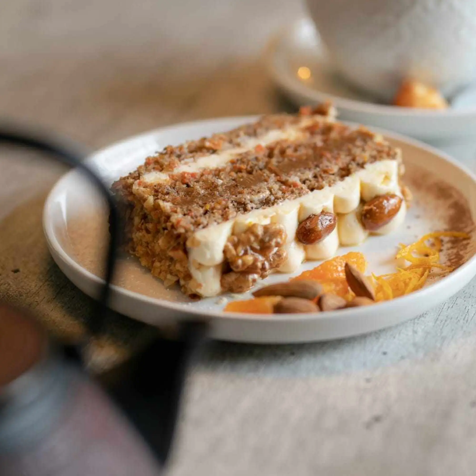 Porción de carrot cake con crema