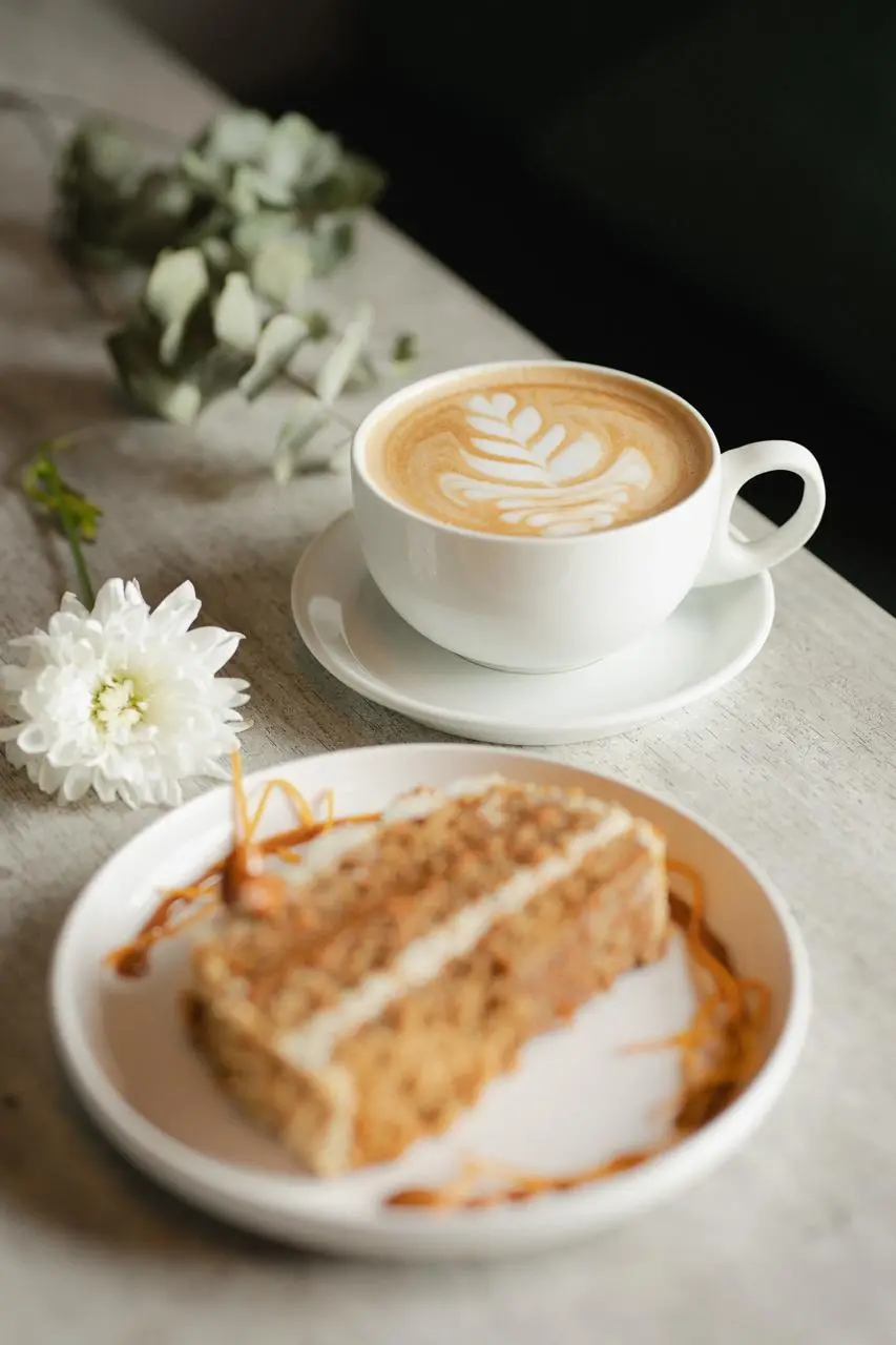 Latte con arte y una porción de torta