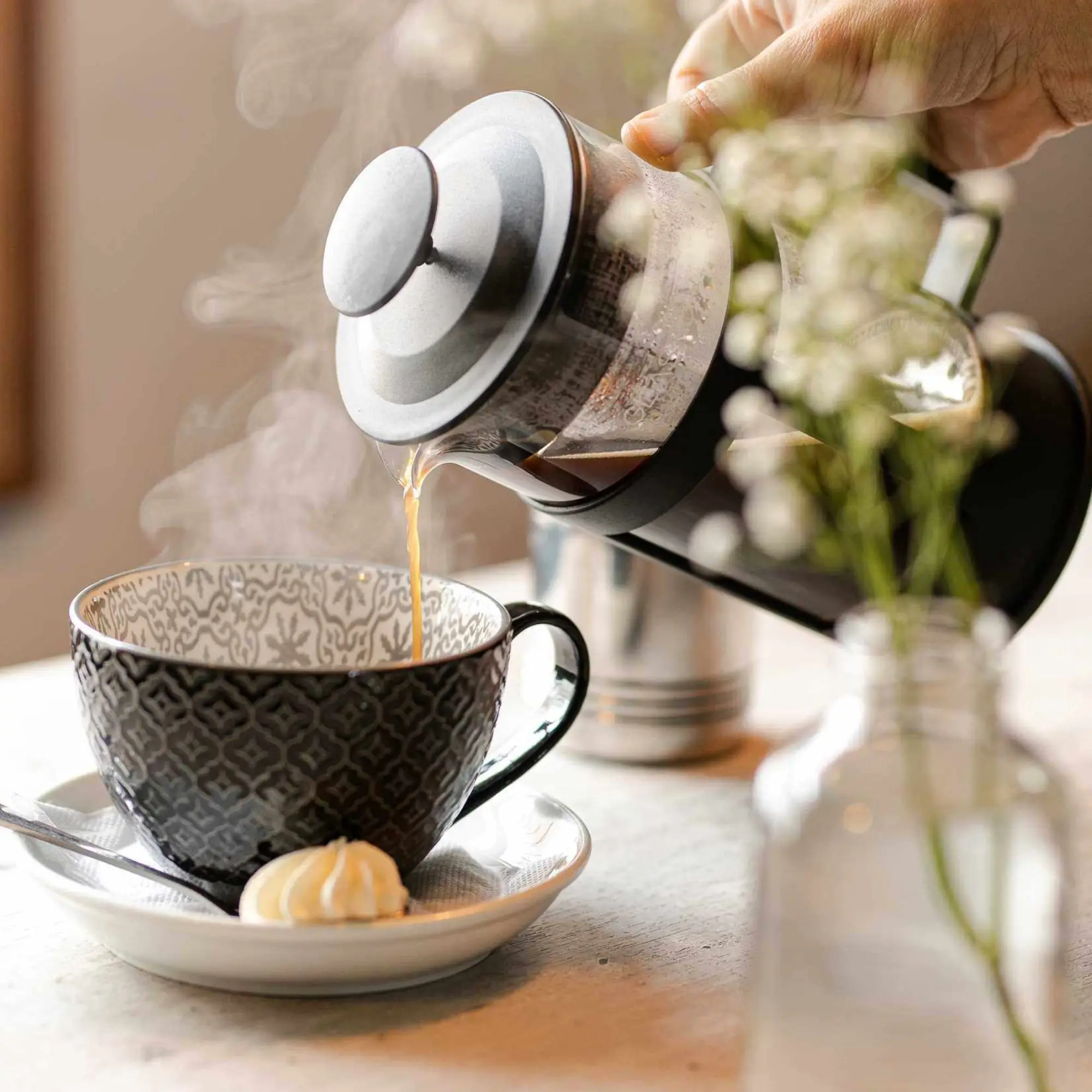 Prensa francesa sirviendo café